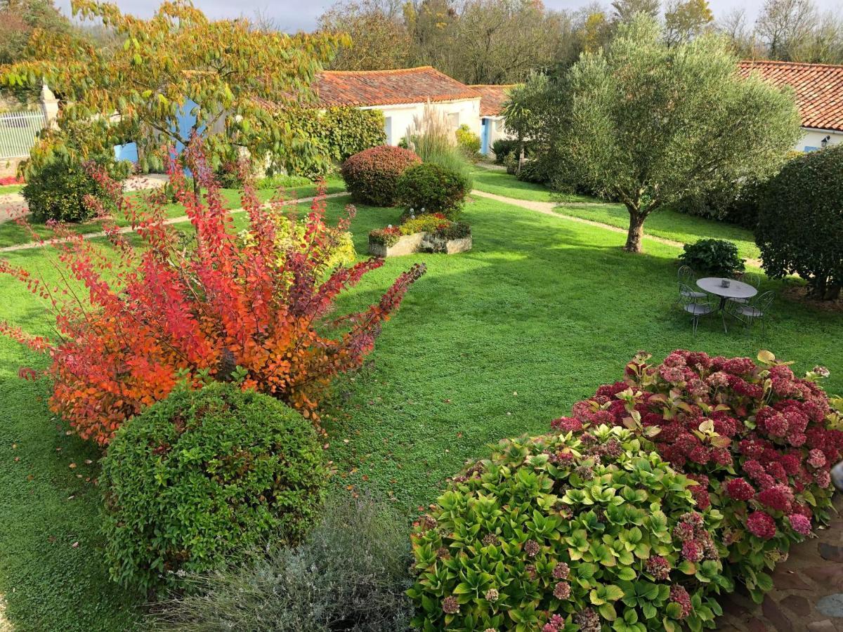 L'Enclos Bleu, Gite - Marais Poitevin Avec Piscine Chauffee Chaille-Les-Marais エクステリア 写真