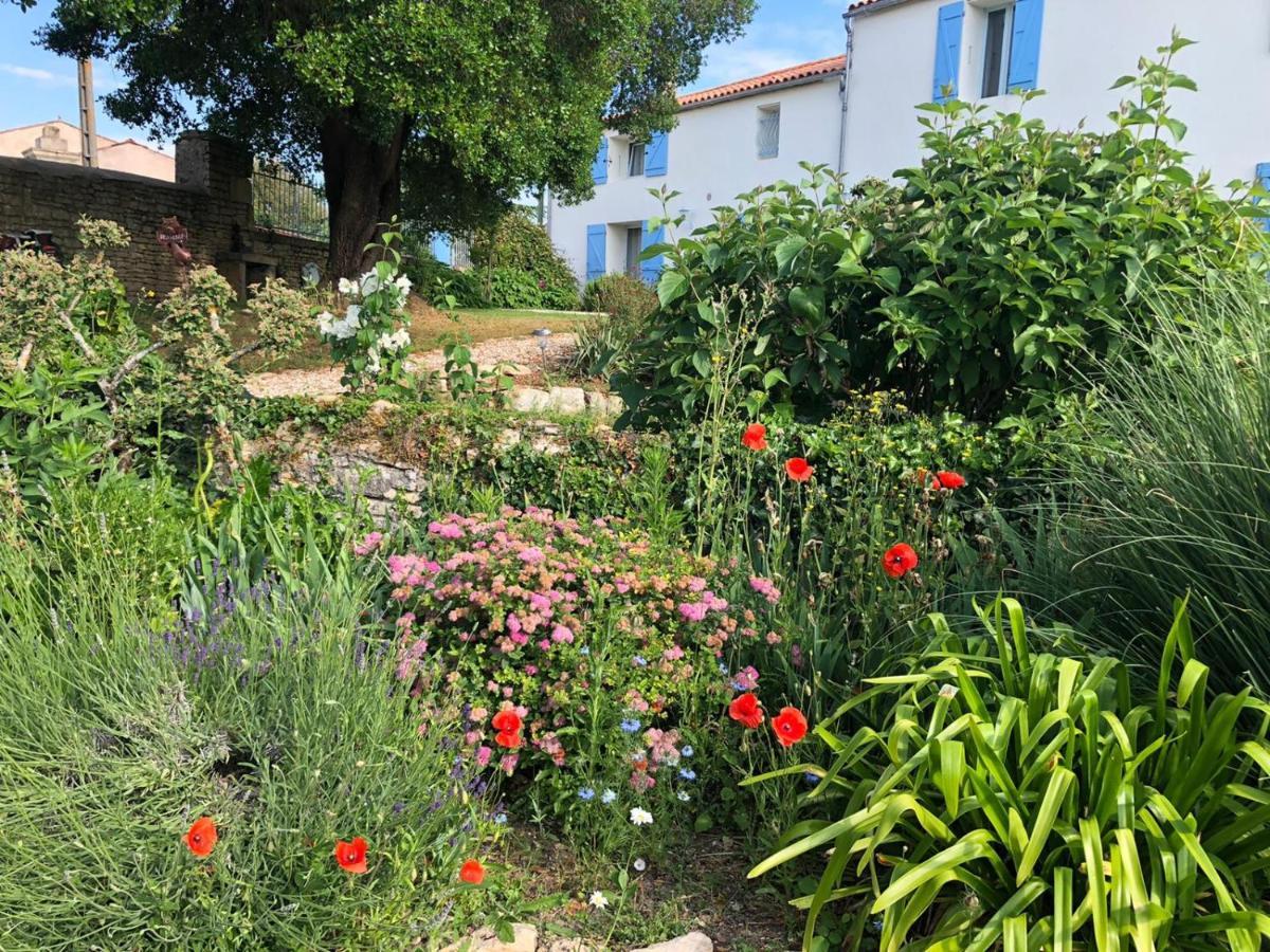 L'Enclos Bleu, Gite - Marais Poitevin Avec Piscine Chauffee Chaille-Les-Marais エクステリア 写真