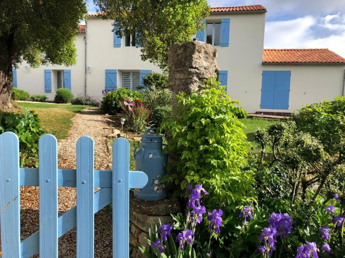 L'Enclos Bleu, Gite - Marais Poitevin Avec Piscine Chauffee Chaille-Les-Marais エクステリア 写真