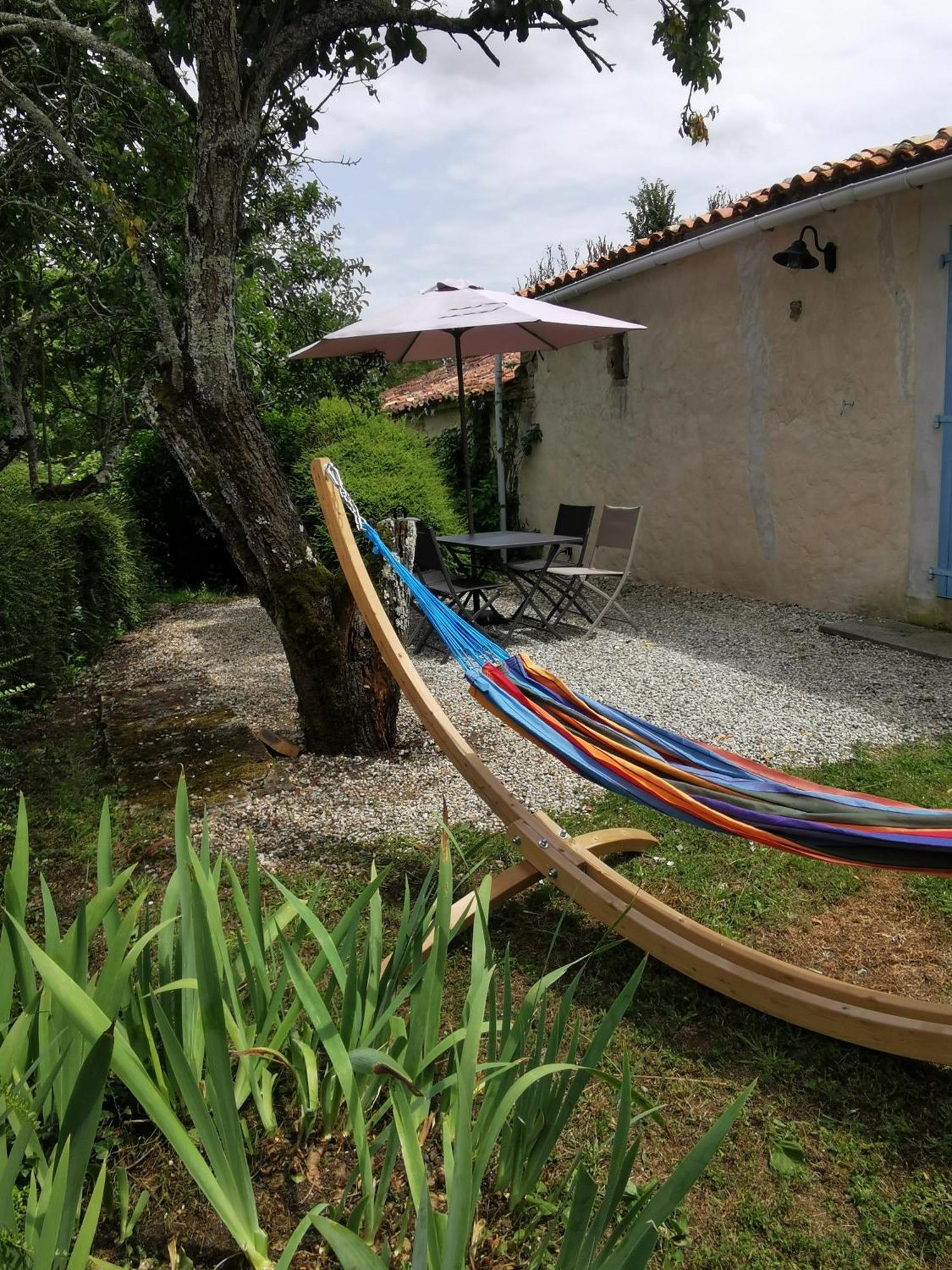 L'Enclos Bleu, Gite - Marais Poitevin Avec Piscine Chauffee Chaille-Les-Marais エクステリア 写真