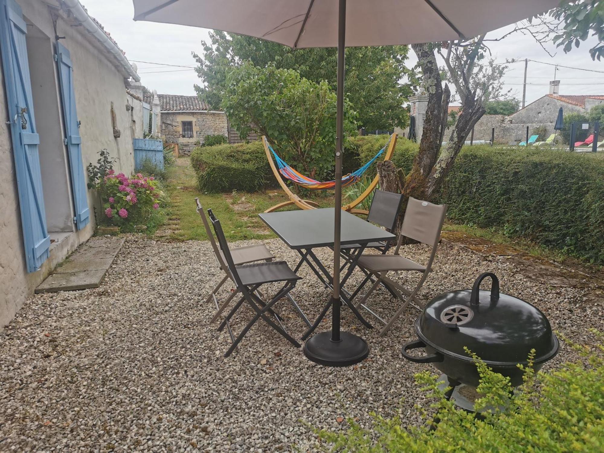 L'Enclos Bleu, Gite - Marais Poitevin Avec Piscine Chauffee Chaille-Les-Marais エクステリア 写真