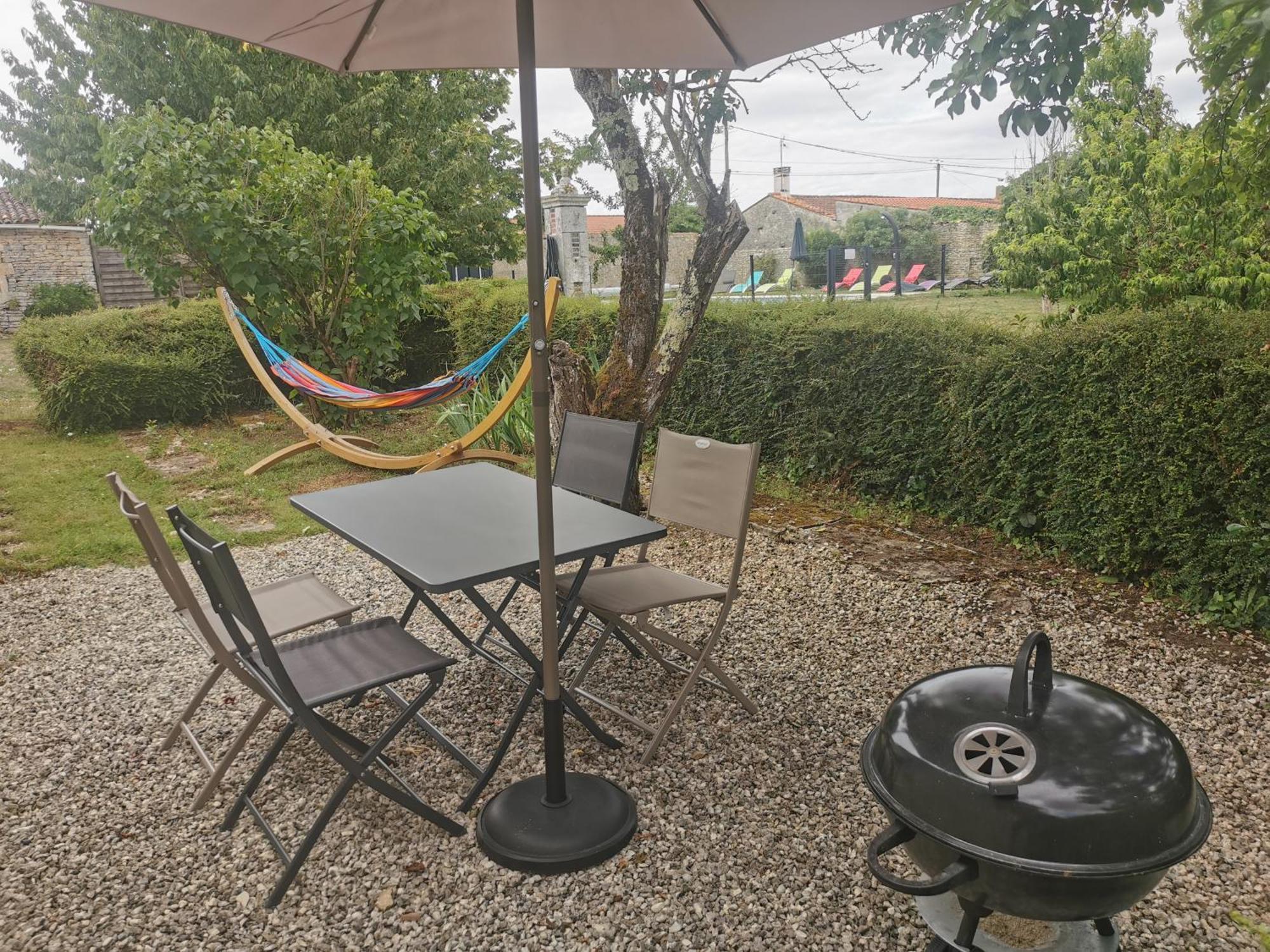 L'Enclos Bleu, Gite - Marais Poitevin Avec Piscine Chauffee Chaille-Les-Marais エクステリア 写真