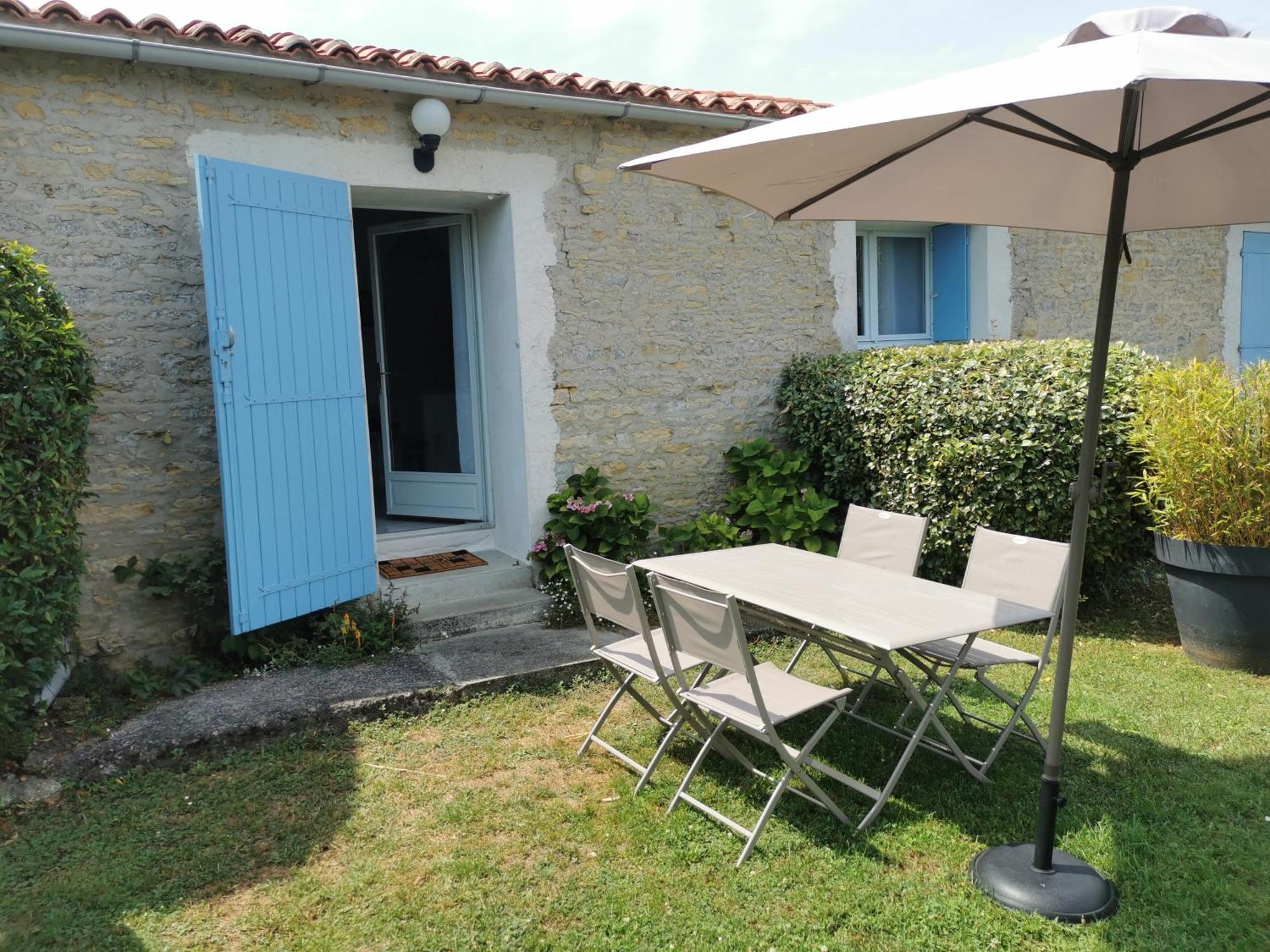 L'Enclos Bleu, Gite - Marais Poitevin Avec Piscine Chauffee Chaille-Les-Marais エクステリア 写真