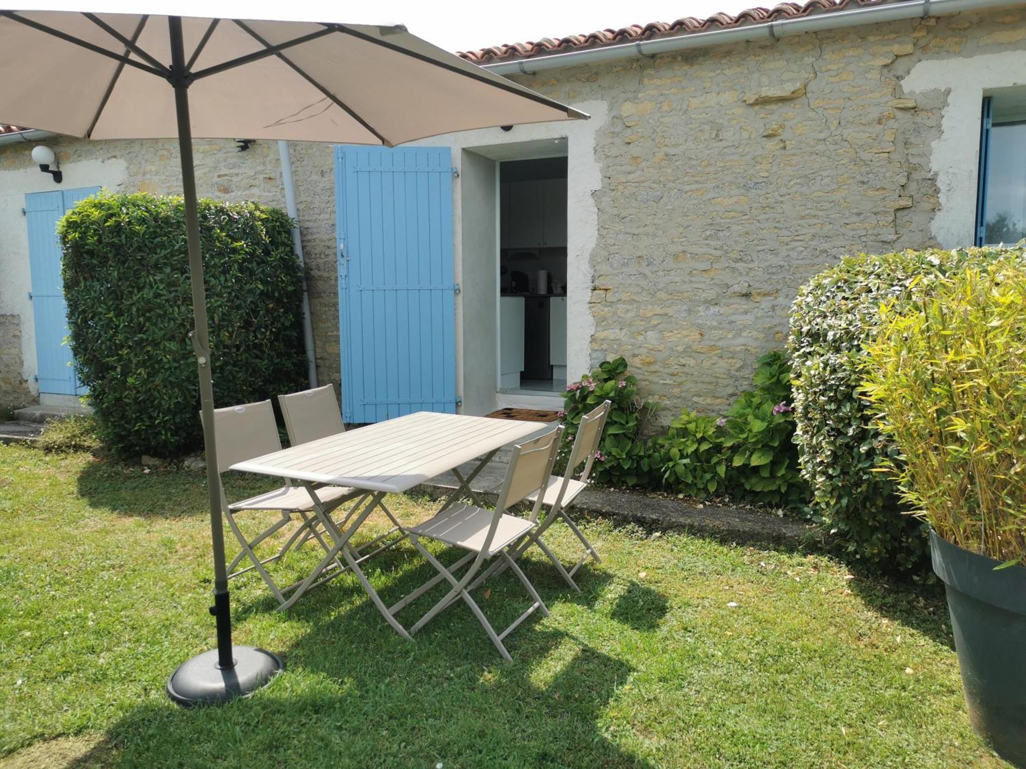 L'Enclos Bleu, Gite - Marais Poitevin Avec Piscine Chauffee Chaille-Les-Marais エクステリア 写真