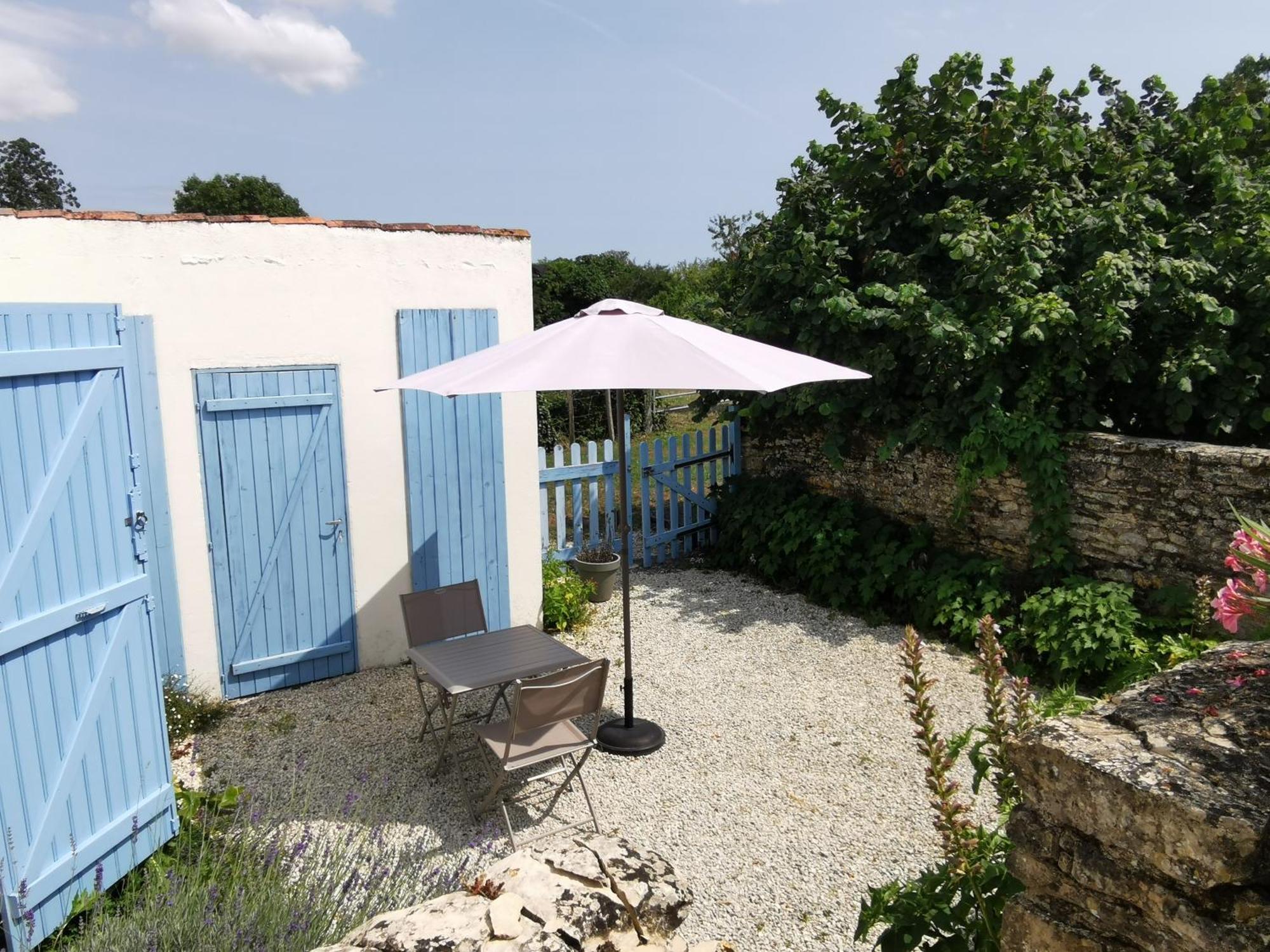 L'Enclos Bleu, Gite - Marais Poitevin Avec Piscine Chauffee Chaille-Les-Marais エクステリア 写真